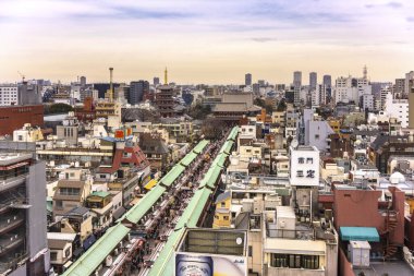 Tokyo, Japonya - 28 Ocak 2020: Nakamise alışveriş caddesinin Thunder Gate Kaminarimaon 'dan Asakusa bölgesindeki Sensoji Budist tapınağına yüksek açılı görüntüsü.