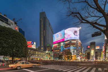 Shibuya, Japonya - 25 Şubat 2020 Shibuya İstasyonu önünde gün batımında