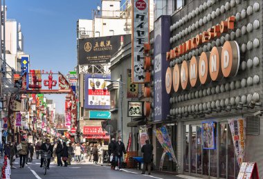 Tokyo, Japonya - Mart 02 2020: Gündüz vakti Uechun kapısındaki Ameyoko alışveriş caddesinde yürüyen turist kalabalığı