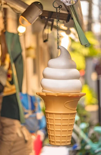 Große Vanilleeis Tüte Aus Plastik Hängt Vor Einem Geschäft — Stockfoto