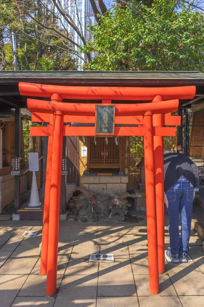 Tokyo Japan March 2020 Man Bowing Front Red Torii Gates — Stock Photo, Image