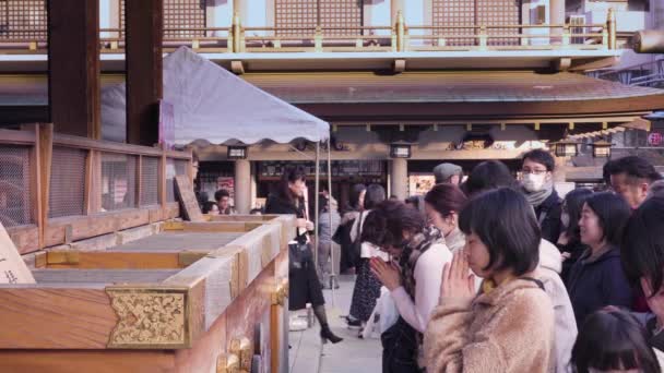 Statische video van Japanse wachtrijen en bidden in Yushima Tenmangu heiligdom. — Stockvideo