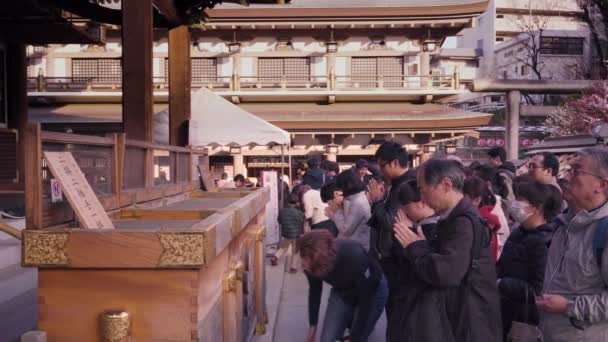 Pan-Video von japanischem Schlangestehen und Beten im Yushima Tenmangu-Schrein. — Stockvideo