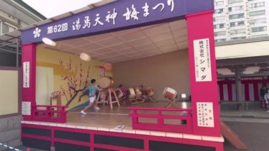 Tokyo, Japonya - Mart 02 2019: Tokyo 'daki Yushima Tenm' de düzenlenen erik festivali için Japon Wadaiko veya Taiko davullarının kısa, mutlu kimonolu kız ve erkekler tarafından çalındığı statik video