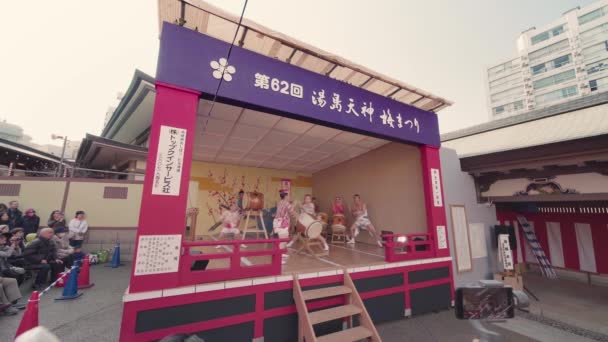 Статическое видео японских барабанов Wadaiko или Taiko, сыгранных мальчиками и девочками, коротко Happi kimono — стоковое видео
