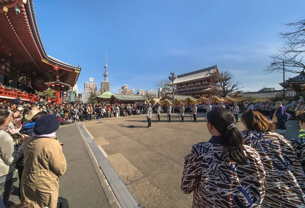 東京都 2020年3月18日 浅草浅草の浅草寺にある菩薩観音を祭る伝統舞踊祭のために巨大な黄金の龍を持つ日本の人形師と東京スカイツリータワーを背景に — ストック写真