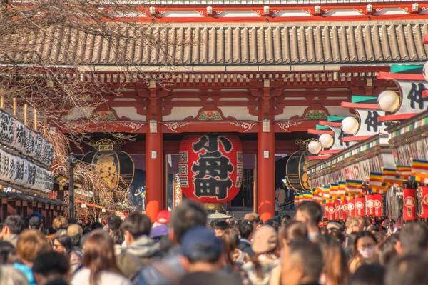 Токё Япония Марта 2020 Толпа Идет Торговой Улице Накамисе Ведущей — стоковое фото