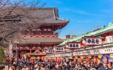 Tokyo, Japonya - Mart 18 2020: Büyük altın ejderha dansı ardından Asakusa 'daki Sensoji Tapınağı' nın Nakamise alışveriş caddesinde yürüyen kalabalığın arasında bir yatai arabasıyla müzisyenler tarafından takip ediliyor..