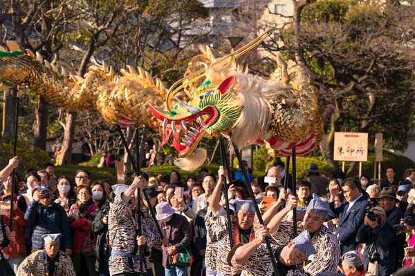 Tokyo Japón Marzo 2020 Los Titiriteros Japoneses Sostienen Enorme Dragón —  Fotos de Stock