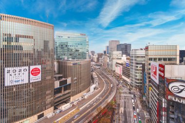 Tokyo, Japonya - 25 Mart 2020: Tokyo 'nun Ginza Nichome bölgesindeki Tokyo otoyolunun yüksek açılı görüntüsü.