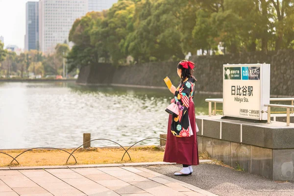 Tokio Japonia Marzec 2020 Japonka Kimono Hakama Tyłu Czytając Przewodnik — Zdjęcie stockowe