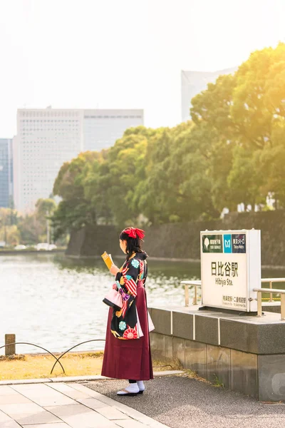 Tokio Japonia Marzec 2020 Japonka Kimono Hakama Tyłu Czytając Przewodnik — Zdjęcie stockowe