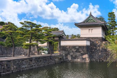 Donjon Edoj Kiky-mon Kapısı hendekleri Tokyo İmparatorluk Sarayı 'nın dışında çam ağaçlarıyla kaplı..