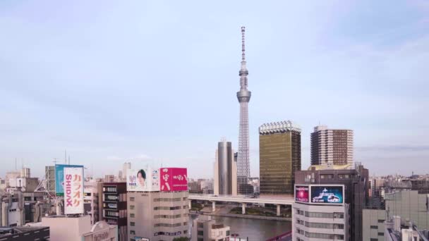 Pan vídeo de edifícios Asakusa e Tokyo Skytree torre e Asahi Beer Sede Edifício — Vídeo de Stock