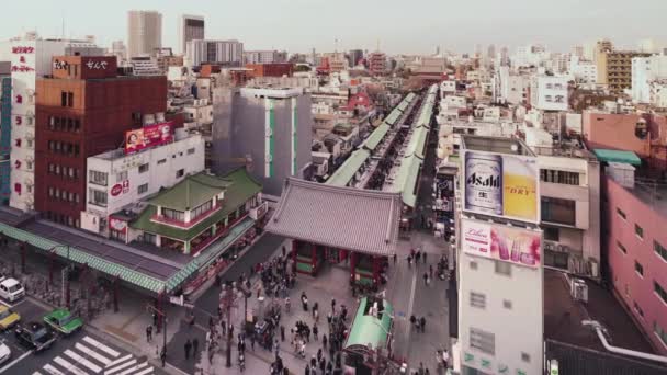 Vídeo panorámico de la vista aérea de la puerta de Kaminarimon y la calle comercial Nakamise en Asakusa . — Vídeo de stock