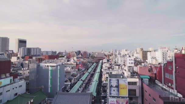 Inclinazione giù video di vista aerea del cancello di Kaminarimon e Nakamise via dello shopping in Asakusa . — Video Stock