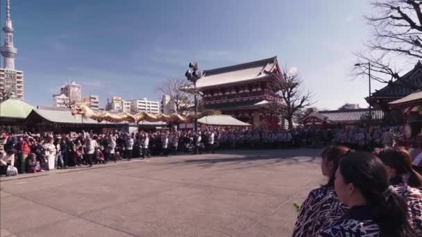 아사 쿠사의 센 소지 사원에서 열리는 황금용 춤 축제에 대한 자세 한 비디오. — 비디오