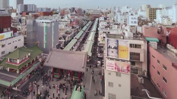 Luta upp video av antenn utsikt över Kaminarimon gate och Nakamise shoppinggata i Asakusa. — Stockvideo