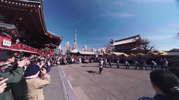 Statisk video av gyllene drake dans festival i Sensoji templet i Asakusa. — Stockvideo