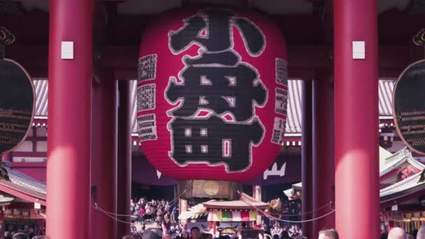 아사쿠사의 센소지 사원에 있는 고쿠나 초의 거대 한종 이 등불의 정적인 영상. — 비디오