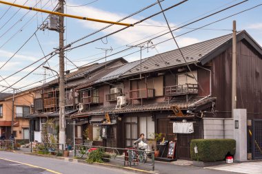 Tokyo, Japonya - 30 Mart 2020: Showa döneminden kalma geleneksel Japon ahşap evleri eski moda sessiz mahalle nostaljik ve eski Yanaka Ginza kasabasındaki eski moda dükkanlara dönüştürüldü.