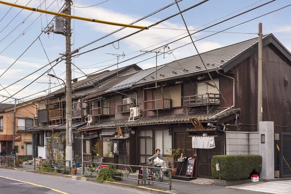 Tokyo, Japonya - 30 Mart 2020: Showa döneminden kalma geleneksel Japon ahşap evleri eski moda sessiz mahalle nostaljik ve eski Yanaka Ginza kasabasındaki eski moda dükkanlara dönüştürüldü.
