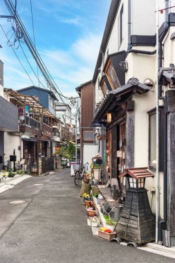 Tokyo, Japonya - 30 Mart 2020: Showa döneminden kalma geleneksel Japon ahşap evleri, Yanaka Ginza ilçesinin sessiz nostaljik ve eski kasaba mahallesinde eski moda restoranlara dönüştürüldü ve dini Ema plaklarıyla süslendi..