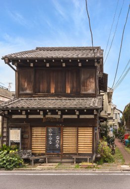 Tokyo, Japonya - 30 Mart 2020: Meiji döneminin Hatsunecho bölgesindeki Antik Japon Sake fabrikası ahşap ev eski moda sergi alanı Kourinsha 'da eski Yanaka Ginza kasabasının sessiz nostaljik mahallesinde rehabilite edildi..