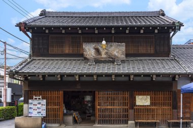 Tokyo, Japonya - 30 Mart 2020: Yoshidaya Meiji döneminden kalma geleneksel Japon sake likör dükkanı eski Ueno Sakuragi kasabasının sessiz nostaljik bölgesinde ücretsiz bir müze olarak rehabilite edildi.