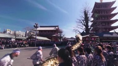 Asakusa Sensoji Tapınağı 'ndaki Altın Ejderha Dans Festivali' nin Pan videosu..