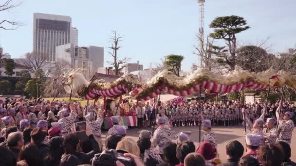 Vídeo estático de carro en el que se sientan músicos japoneses tocando durante la danza del dragón dorado en Asakusa . — Vídeo de stock