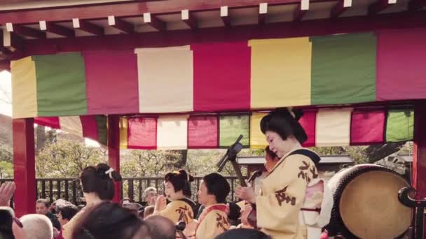 Statyczny filmik z wózkiem, w którym siedzą muzycy grający na perkusji, flecie i shamisen podczas festiwalu Asakusa. — Wideo stockowe