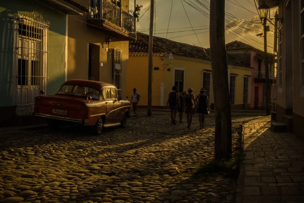 Gün batımında turistler. Trinidad, Küba