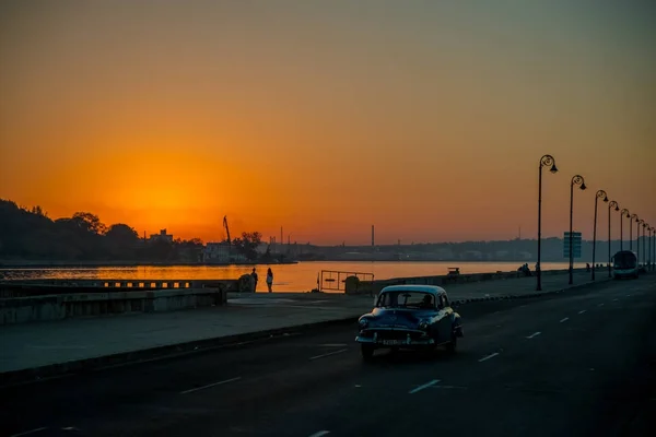 Havana sahilinde erken gündoğumu. Havana, Küba