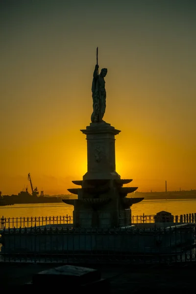 Büyük Neptune ve gündoğumu ayaklarının altında. Havana, Küba