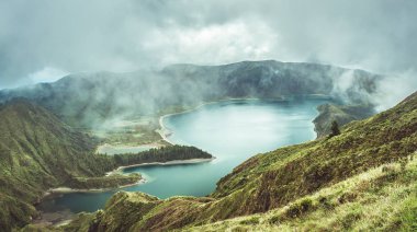 Lagoa yapmak Furnas bulutların altında