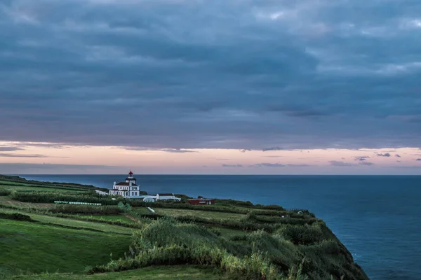 Farol da Ponta da Ferraria şafak vakti (Ponta de Ferraria Deniz Feneri)
