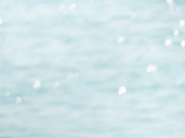 Bokeh ve denizin bulanık mavi arkaplanı