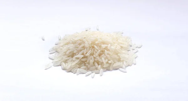Beyaz zemin üzerinde çiğ pirinç taneleri