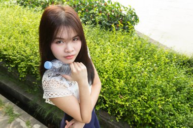 Beyaz gömlek içme suyu su giyen genç güzel kadın