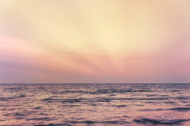 Denizin üzerinde gün batımı