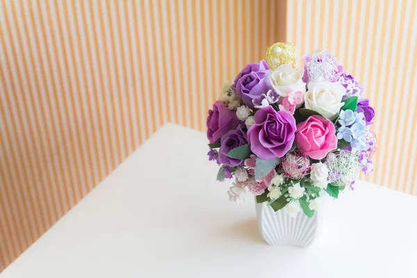 Beyaz masada vazoda renkli çiçek fotoğrafı — Stok fotoğraf