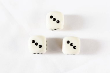 Üç dices beyaz arka plan üzerinde izole Çift Kişilik üç nokta var