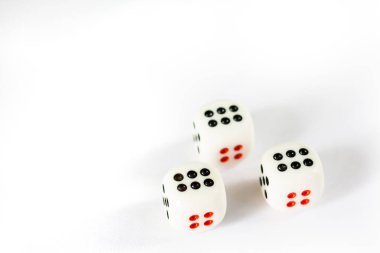 Üç dices üzerinde beyaz adam izole Çift Kişilik altı nokta var