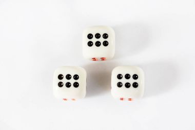 Üç dices üzerinde beyaz adam izole Çift Kişilik altı nokta var