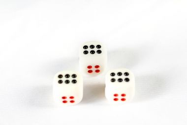 Üç dices üzerinde beyaz adam izole Çift Kişilik altı nokta var