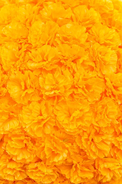 ดอกไม้สีเหลืองประดิษฐ์เรียงรายไปด้วยพื้นหลังในแนวตั้ง — ภาพถ่ายสต็อก