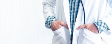 Doktor ayağa kalktı ve elini cebine koydu. Modern tıpta teşhis konusunda ideal kavram için..