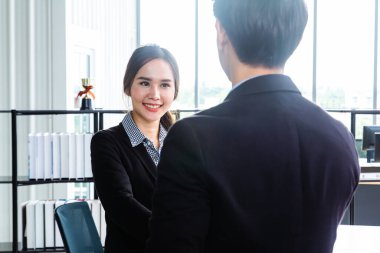 Genç Asyalı İşadamları modern ofis içinde ticaret önerileri üzerinde anlaşmak için finansal iş konseptinden bahsediyorlar..