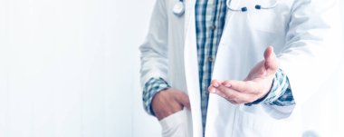 Doktor ayağa kalktı ve elini cebine koydu. Modern tıpta teşhis konusunda ideal kavram için..